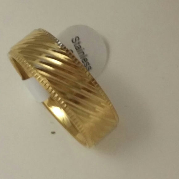 Men's Rings. Stainless Steel Gold Band Ring - Picture 6 of 6